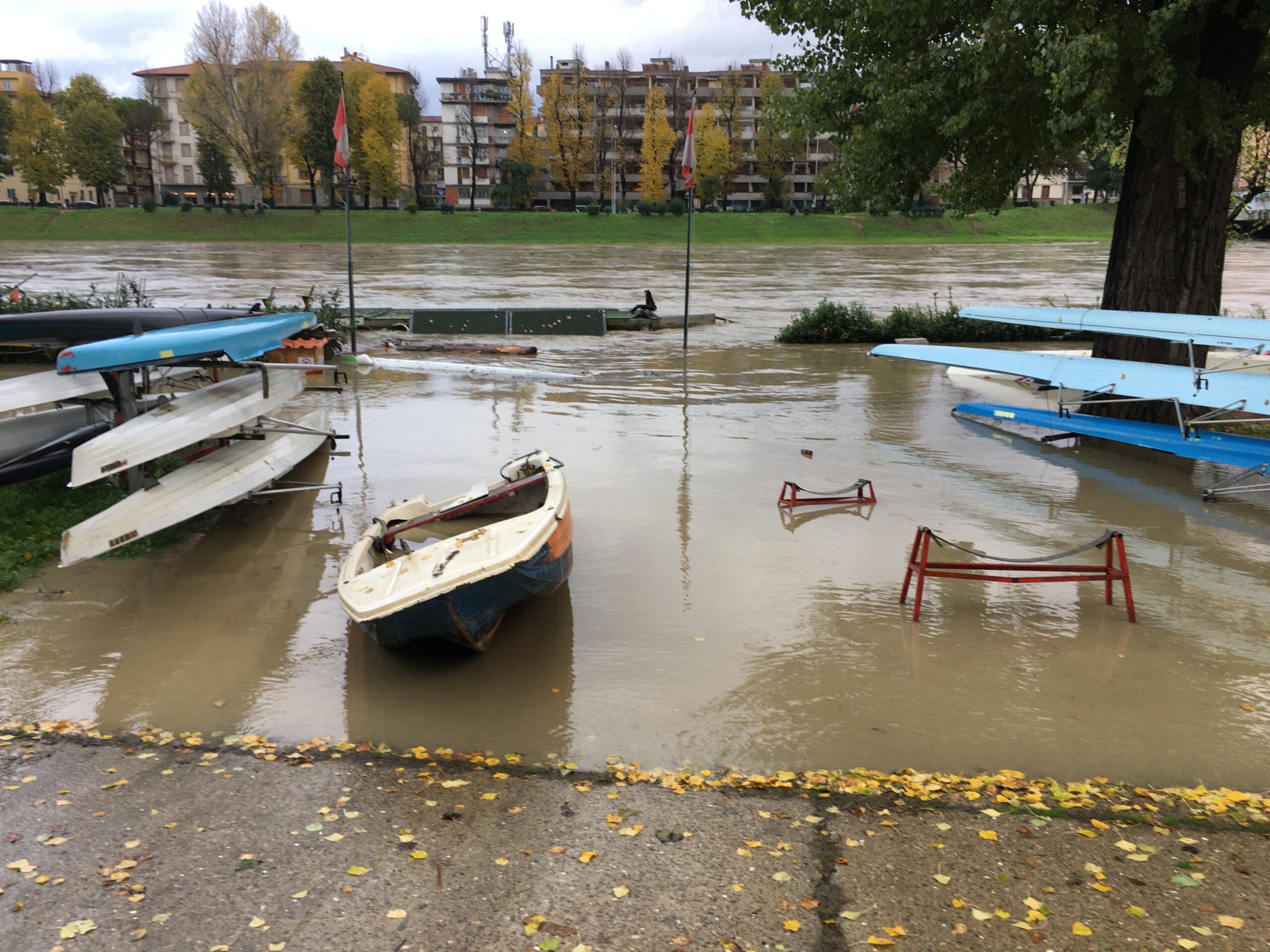 La piena dell'Arno alla Canottieri Comunali